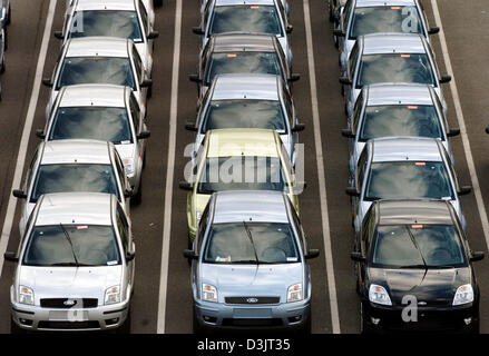 (Afp) - Ford Fiesta 'fini' en lignes stand modèles prêt à être déplacé sur des transporteurs à l'usine de montage de Ford à Cologne, Allemagne, 13 janvier 2005. Banque D'Images