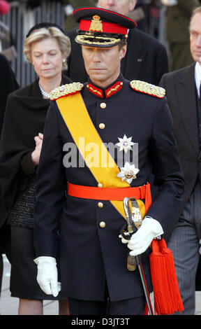 (Afp) - Le Grand-duc Henri de Luxembourg participe au service commémoratif pour la grande-duchesse Joséphine-Charlotte de Luxembourg à Luxembourg, le 15 janvier 2005. Elle est décédée du cancer du poumon à l'âge de 77 ans, le 10 janvier 2005. Banque D'Images