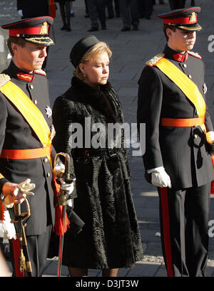 (Afp) - (de g) Grand-duc Henri, la Grande-Duchesse Maria Teresa et Prince Guillaume de Luxembourg participer au service commémoratif pour la grande-duchesse Joséphine-Charlotte de Luxembourg à Luxembourg, le 15 janvier 2005. Elle est décédée du cancer du poumon à l'âge de 77 ans, le 10 janvier 2005. Banque D'Images