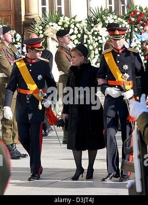 (Afp) - (L-R) : le prince Guillaume, la Grande-Duchesse Maria Teresa et le Grand-Duc Henri de Luxembourg Service commémoratif pour assister à la grande-duchesse Joséphine-Charlotte de Luxembourg à Luxembourg, le 15 janvier 2005. La Grande Duchesse est décédée du cancer du poumon à l'âge de 77 ans, le 10 janvier 2005. Banque D'Images