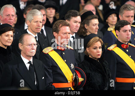 (Afp) - (L-R) : Le Grand-Duc Jean, le Grand-Duc Henri, la Grande-Duchesse Maria Teresa et Prince Guillaume de Luxembourg Service commémoratif pour assister à la grande-duchesse Joséphine-Charlotte de Luxembourg dans la cathédrale de Luxembourg, le 15 janvier 2005. La Grande Duchesse est décédée du cancer du poumon à l'âge de 77 ans, le 10 janvier 2005. Banque D'Images