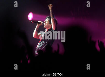 (Afp) - Billie Joe Armstrong, chanteur du groupe punk rock américain Green Day effectue au cours de la bande en concert à l'Arena de Berlin, Allemagne, le 11 janvier 2005. Le concert de Berlin a débuté la tournée européenne de Green Day. Banque D'Images