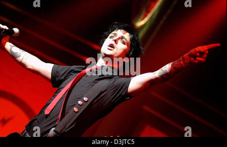 (Afp) - Billie Joe Armstrong, chanteur du groupe punk rock américain Green Day effectue au cours de la bande en concert à l'Arena de Berlin, Allemagne, le 11 janvier 2005. Le concert de Berlin a débuté la tournée européenne de Green Day. Banque D'Images