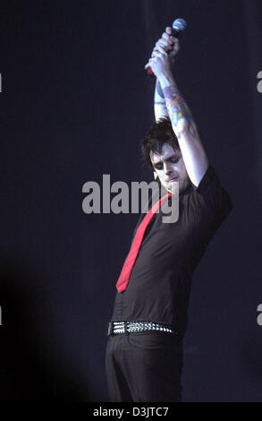 (Afp) - Billie Joe Armstrong, chanteur du groupe punk rock américain Green Day effectue au cours de la bande en concert à l'Arena de Berlin, Allemagne, le 11 janvier 2005. Le concert de Berlin a débuté la tournée européenne de Green Day. Banque D'Images