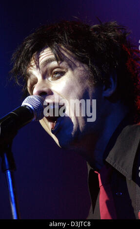 (Afp) - Billie Joe Armstrong, chanteur du groupe punk rock américain Green Day effectue au cours de la bande en concert à l'Arena de Berlin, Allemagne, le 11 janvier 2005. Le concert de Berlin a débuté la tournée européenne de Green Day. Banque D'Images