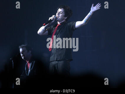 (Afp) - Billie Joe Armstrong, chanteur du groupe punk rock américain Green Day effectue au cours de la bande en concert à l'Arena de Berlin, Allemagne, le 11 janvier 2005. Le concert de Berlin a débuté la tournée européenne de Green Day. Banque D'Images