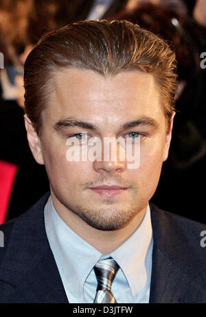 (Afp) - L'acteur américain Leonardo DiCaprio arrive pour la première Allemande de son film 'Aviator' au cinéma Delphi à Berlin, Allemagne, le 7 janvier 2005. Banque D'Images