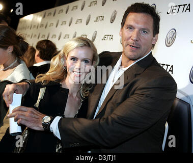 (Afp) - L'acteur allemand Ralph Moeller et son épouse Annette assister à une réception en soirée pour la première mondiale de la nouvelle Volkswagen Jetta modèle dans Los Angeles, USA, 5 janvier 2005. La Jetta a été présenté au marché américain au Los Angeles Motor Show. Banque D'Images