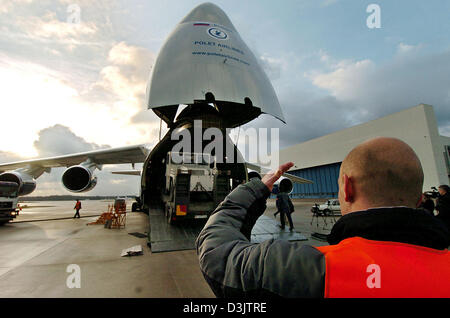 (Afp) - Les camions de l'armée allemande avec l'équipement pour un hôpital mobile sont chargés à bord d'un avion-cargo de type Antonov le Inidonesian à destination de l'île de Sumatra à l'aéroport de Cologne, Allemagne, le jeudi 6 janvier 2005. Les troupes de l'armée de terre allemande des forces de déploiement rapide d'unités médicales sont en train de préparer la construction d'un hôpital de fortune faits de tentes spéciales Banque D'Images