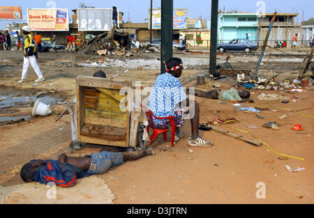 (Afp) - Pierres et dormir les enfants de la rue dans 'Sao Paulo' Square dans le centre de Luanda, capitale de l'Angola dans une photo prise le 01 septembre 2003. 65 enfants des rues vivent ici sous un conteneur de fret. Ils vivent souvent dans des gangs. Les enfants sont élevés par sucer un mélange de térébenthine et le valium à partir de chiffons bourrées dans leur bouche ou par inhalation de colle. Leur comportement est irrationnel et pouvez t Banque D'Images