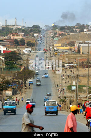 (Afp) - une autoroute à Luanda, capitale de l'Angola avec vue sur une raffinerie de pétrole. Photo prise le 01 septembre 2003. Banque D'Images