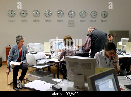 (Afp) - Les membres de l'équipe de crise assis devant des écrans d'ordinateur et du téléphone au centre pour la gestion de crise au ministère des Affaires étrangères allemand à Berlin, le mardi 4 janvier 2005. Fisher et ses collègues a délibéré sur la situation actuelle en Asie du Sud-Est après la catastrophe du tsunami. Banque D'Images