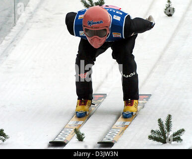 (Afp) - sauteur à ski allemand Georg Spaeth est sur le point de sauter dans la troisième étape de la 53e Tournoi International de 4 Hills à Innsbruck, Autriche, le lundi 3 janvier 2005. Banque D'Images