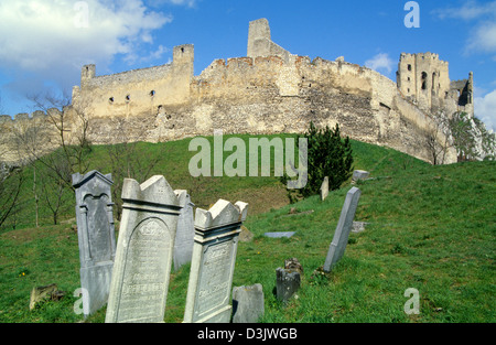 L'abandon des tombes juives anciennes près des ruines du château Beckov, la Slovaquie. Banque D'Images