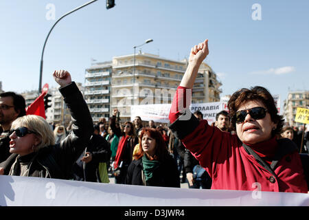 Thessalonique, Grèce. 20 février 2013. Les manifestants crier des slogans. Le plus grand de la Grèce les syndicats sur grève générale de 24 heures pour protester contre les politiques d'austérité du gouvernement le 20 février 2013 à Thessalonique, en Grèce. Credit : Konstantinos Tsakalidis / Alamy Live News Banque D'Images