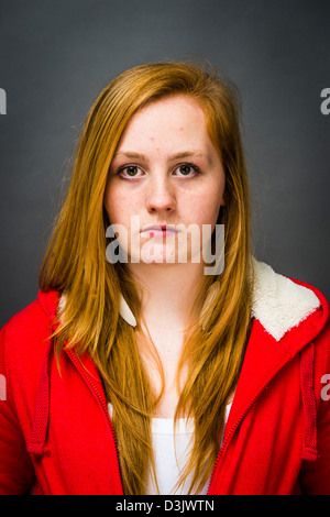 Un sulky moody 16, 17 ans de rousseur rousse face adolescente, UK Banque D'Images