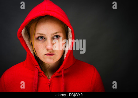 Un sulky moody 16, 17 ans de rousseur rousse face adolescente, portant un sweat-UK Banque D'Images