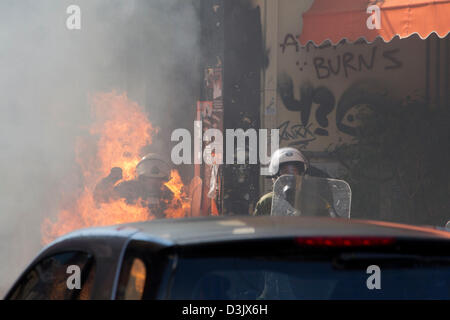 Athènes, Grèce, le 20 février 2013. Démontrer les travailleurs à Athènes, que les syndicats vont sur une grève générale de 24h dans toute la Grèce. En photo, un policier anti-émeute en flammes lors d'affrontements entre la police et les anti-autoritaires dans Exarcheia. Credit : Nikolas Georgiou / Alamy Live News Banque D'Images