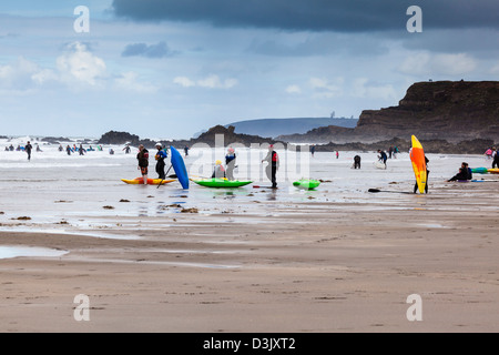 Kayak surf et occupé à la plage de sable de Black Rock, Widemouth Bay, nr Bude, Cornwall Banque D'Images