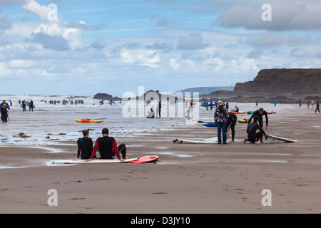 Kayak surf et occupé à la plage de sable de Black Rock, Widemouth Bay, nr Bude, Cornwall Banque D'Images