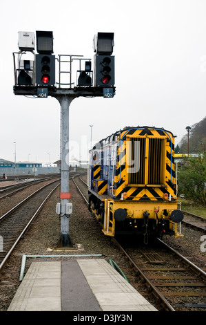 Locomotive diesel-électrique,classe,08,08308 caledonian sleeper, station d''Inverness, Écosse Banque D'Images