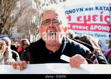 Thessalonique, Grèce. 20 février 2013. Un manifestant tenant une bannière tout en criant au cours d'une grève générale le 20/02/2013 à Thessalonique, en Grèce. La grève a été déclenchée par les confédérations syndicales de la GSEE et l'ADEDY. Les protestataires manifestaient contre les mesures d'austérité en Grèce, qui a vu les impôts ont augmenté et les salaires, les retraites et les dépenses publiques réduites. Credit : Art de Focus / Alamy Live News Banque D'Images