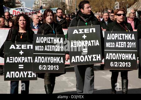 Thessalonique, Grèce. 20 février 2013. Bannières holding manifestants mars à la rue au cours d'une grève générale le 20/02/2013 à Thessalonique, en Grèce. La grève a été déclenchée par les confédérations syndicales de la GSEE et l'ADEDY. Les protestataires manifestaient contre les mesures d'austérité en Grèce, qui a vu les impôts ont augmenté et les salaires, les retraites et les dépenses publiques réduites. Credit : Art de Focus / Alamy Live News Banque D'Images