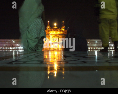 Temple d'Harmandir Sahib gurdwara de nuit, à Amritsar, Punjab, India Banque D'Images