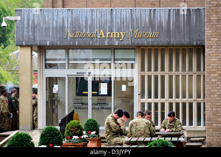 Londres, Angleterre, Royaume-Uni. Musée national de l'armée à Royal Hospital Road, Chelsea. Soldats assis à l'extérieur Banque D'Images