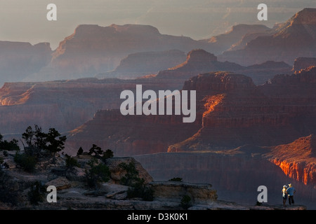 Surplombant le Grand Canyon de la rive sud durant le coucher du soleil National Park, Arizona, USA Banque D'Images