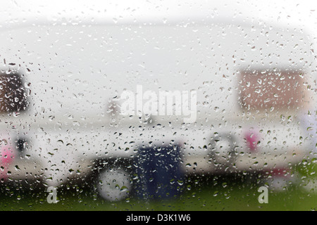 Falkenberg, Suède, comme vu à travers une fenêtre avec des gouttes de pluie Banque D'Images