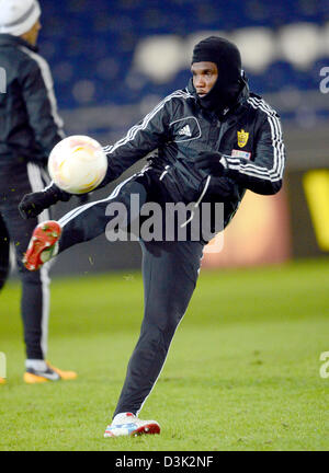 Joueur de football club FC Anzhi Makhachkala, Samuel Eto'o, passe le ballon pendant une session de formation pour l'Europa League match de foot entre Hanovre à 96 AWD-Arena à Hanovre, Allemagne, 20 février 2013. Hannover 96 Anzhi Makhachkala va jouer le 21 février 2013. Photo : PETER STEFFEN Banque D'Images