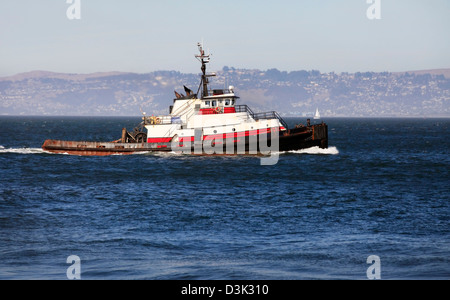 Un navire de pêche dans les eaux du golfe dans un océan de silence de San Francisco Banque D'Images