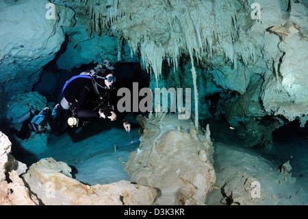 Cavern diver in Dos Ojos Cenote, péninsule du Yucatan au Mexique. Banque D'Images