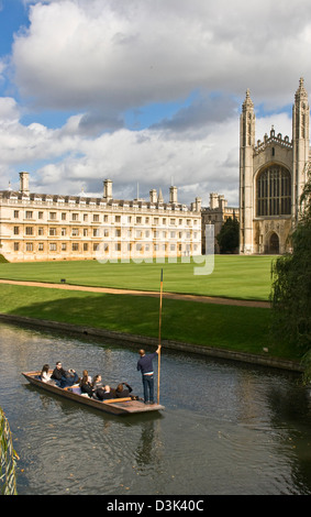 Barques sur le dos avec des élèves de 1 indiquées et King's College Chapel de Cambridge Cambridgeshire Angleterre contexte en Europe Banque D'Images