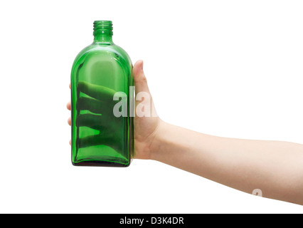 Human hand holding vert bouteille en verre vide, isolé sur blanc, chemin de détourage Banque D'Images