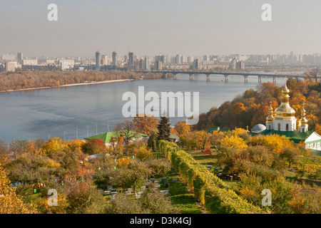 Aperçu de Kiev avec Dniepr, pont Paton, Kiev Pechersk Lavra et Vydubichi monastère. Banque D'Images