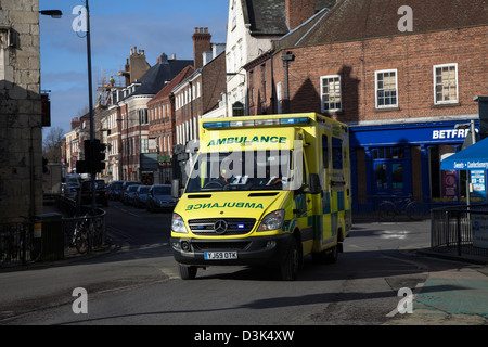 National de santé d'urgence sur appel d'ambulance dans le centre-ville de York, Yorkshire, UK Banque D'Images