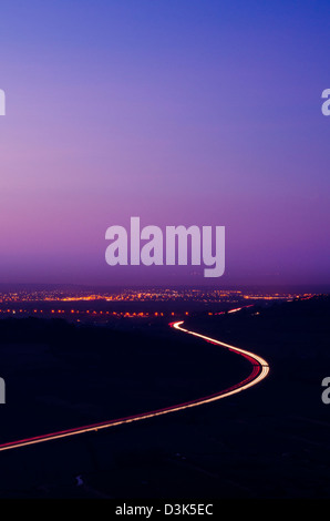 L''autoroute M5 et les lumières de Weston-super-Mare vue de Crook Peak sur les collines de Mendip, au crépuscule, Somerset, Angleterre. Banque D'Images