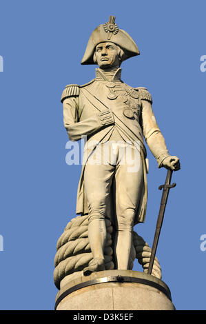 Londres, Angleterre, Royaume-Uni. La colonne Nelson (1843) à Trafalgar Square. Statue de Lord Horatio Nelson (E. H. Baily) Banque D'Images