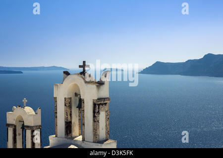 Deux clochers d'une église sur la caldra de Santorin. Banque D'Images