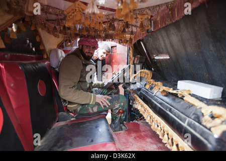 Les combattants de l'Armée syrienne libre, inspecter un réservoir. Il a été conçu pour le sauvetage des personnes blessées dans la ligne d'un sniper. Un lourd Banque D'Images