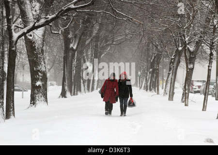 Les gens dehors et environ pendant la période active de l'hiver à Montréal, Québec. Banque D'Images