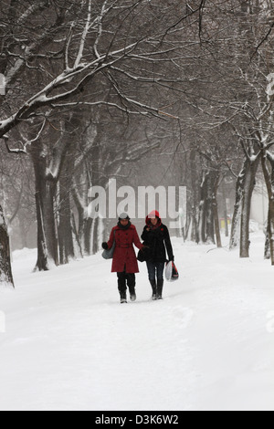 Les gens dehors et environ pendant la période active de l'hiver à Montréal, Québec. Banque D'Images