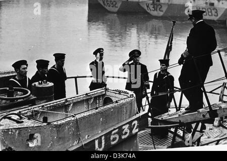 Les marins britanniques à bord d'un sous-marin allemand à la suite de la rétrocession Banque D'Images