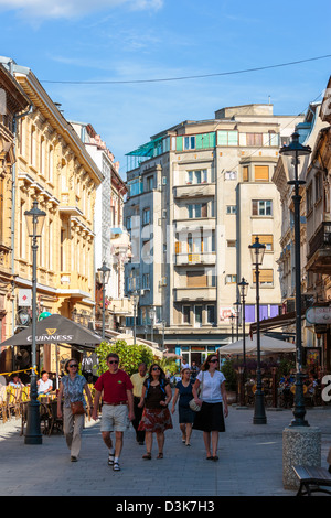 Groupe de touristes flânant dans une rue pavée du vieux centre historique de Faro le 7 juin 2012 à Bucarest, Roumanie Banque D'Images