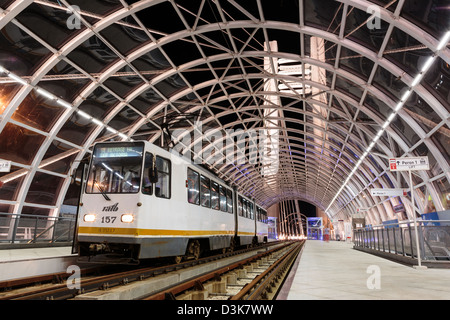 Tramway à l'arrêt dans une grande station moderne sur pont Basarab, Bucarest, Roumanie, l'un des plus grands ponts de suspension en Europe. Banque D'Images