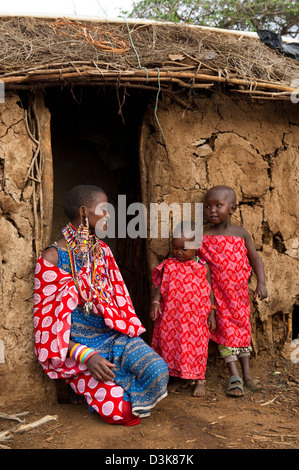 Masaï et enfants de sa cabane dans la manyatta, Selenkay Conservancy, Kenya Banque D'Images