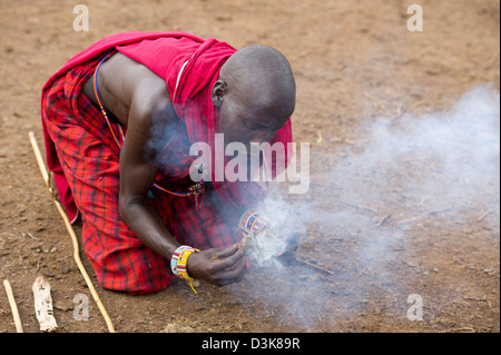 Homme massaï faire un feu, Selenkay Conservancy, Kenya Banque D'Images