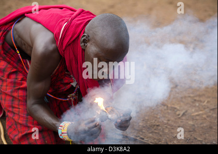 Homme massaï faire un feu, Selenkay Conservancy, Kenya Banque D'Images